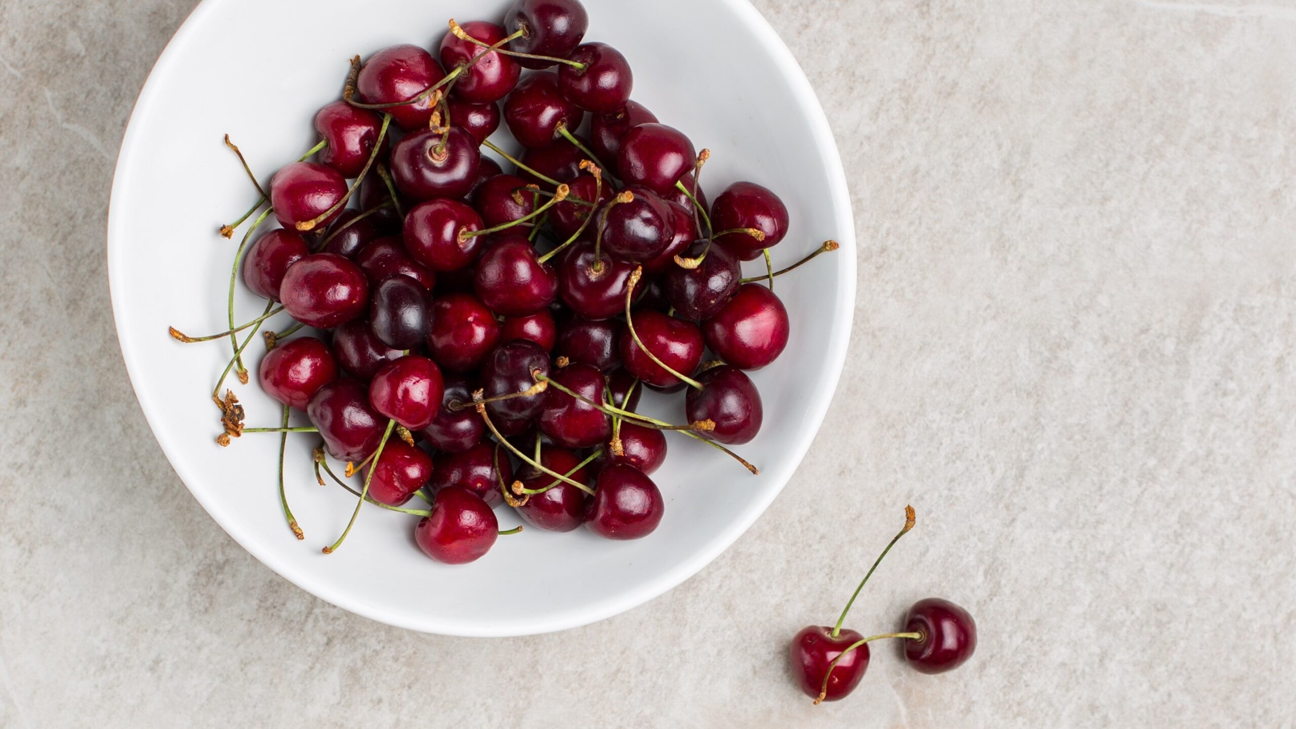 A bowl of cherries.